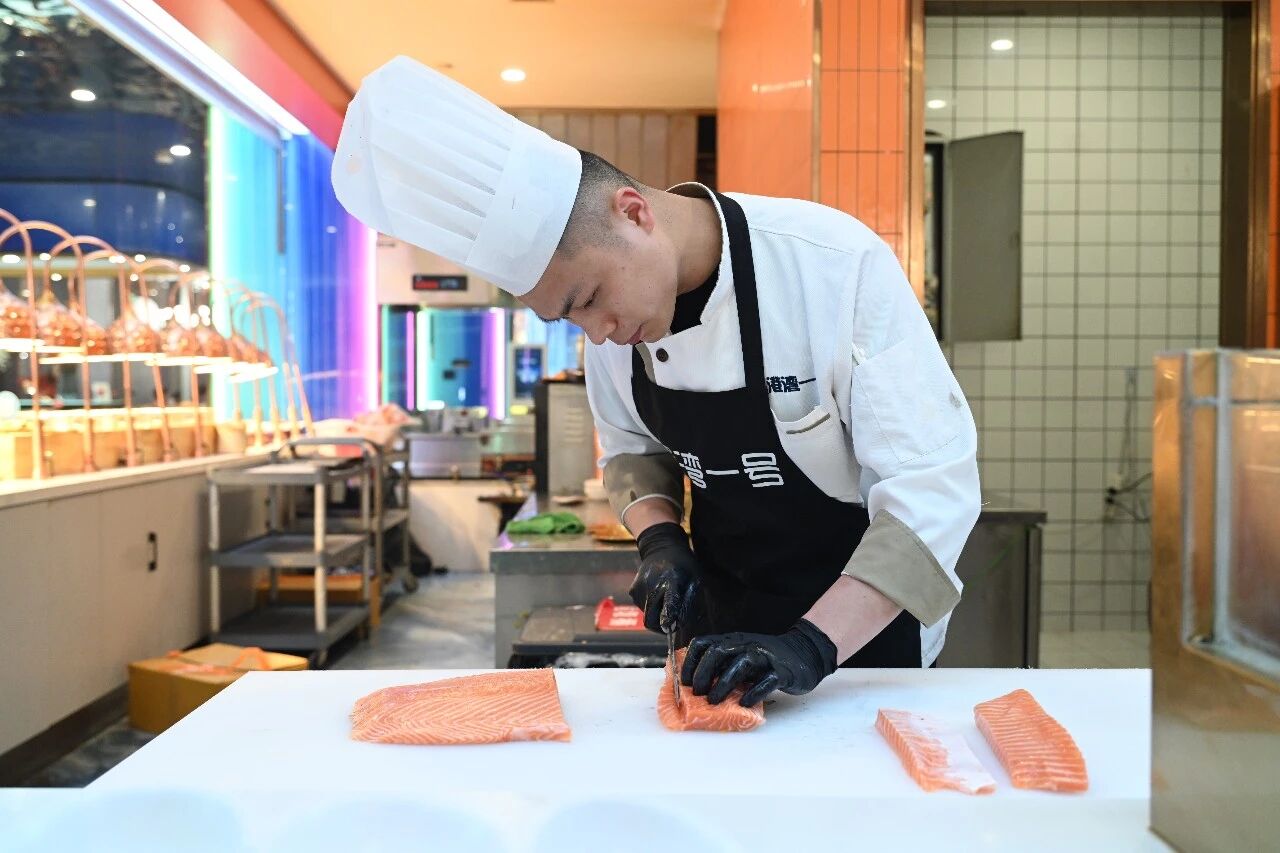 Лосось попал на столы жителей Кашгара в Синьцзяне.